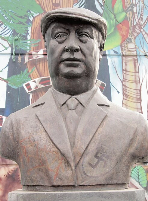 Pablo Neruda Heykeli - Şili Santiago Görseli