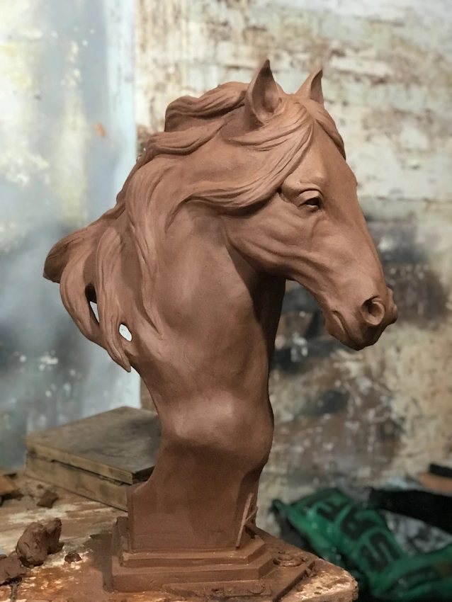 At Başı Büst Heykeli Görseli