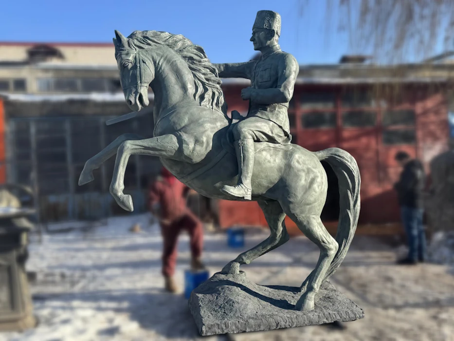 Atatürk Heykeli Yapan Atölye Görseli