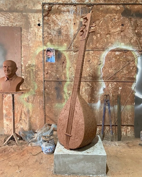 Bağlama Saz Heykeli Görseli