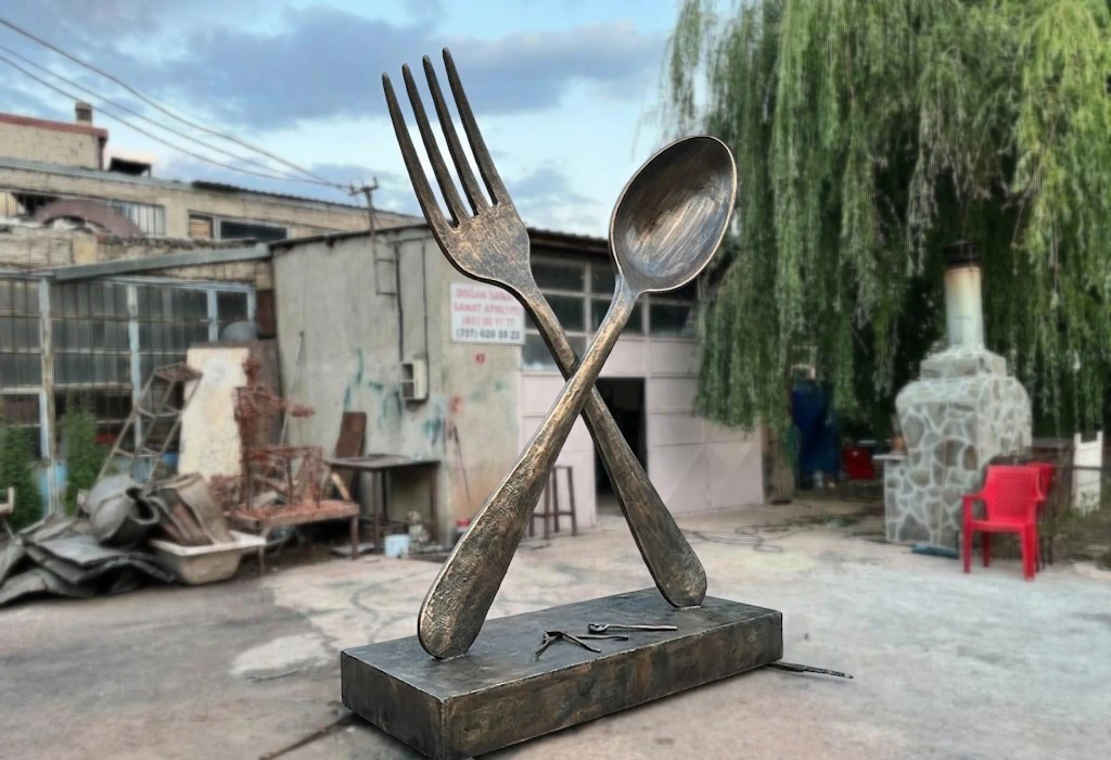 Çatal Kaşık Heykeli Görseli