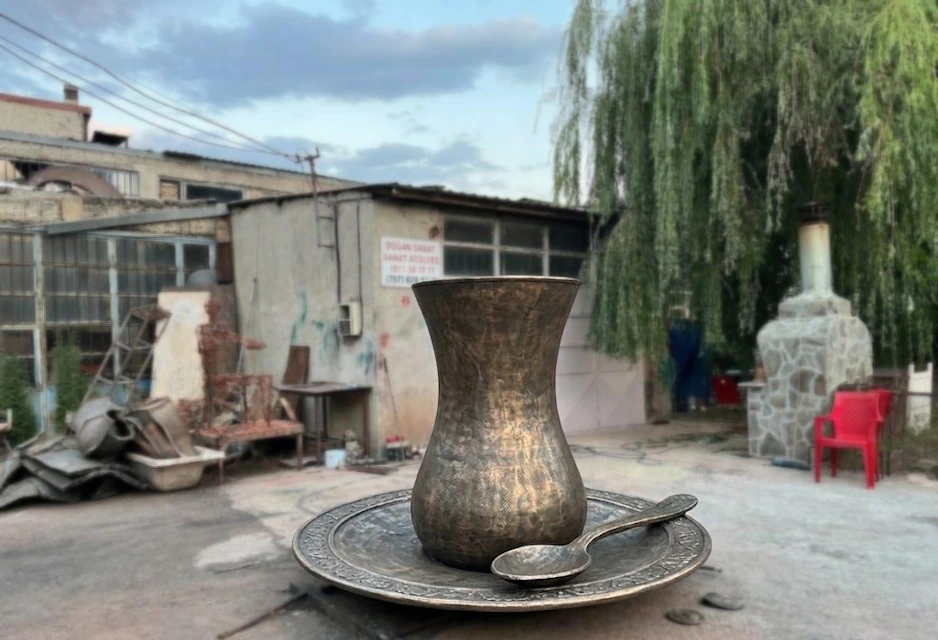 Çay Bardağı Heykeli Görseli