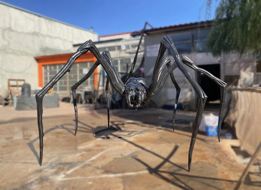 Örümcek Heykeli Görseli