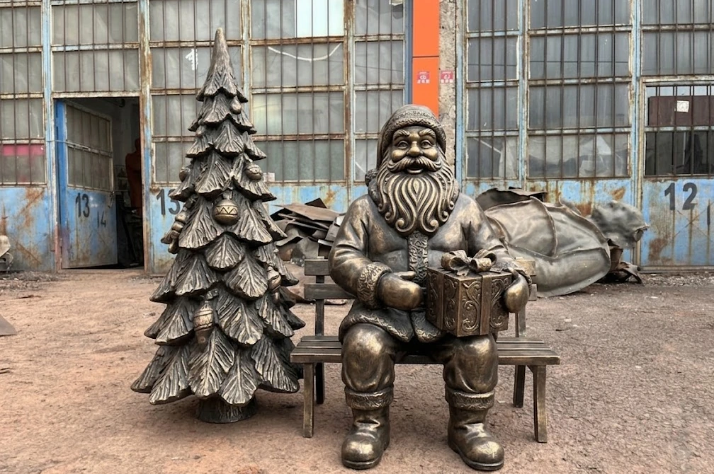 Yılbaşı Noel Baba Heykeli Görseli