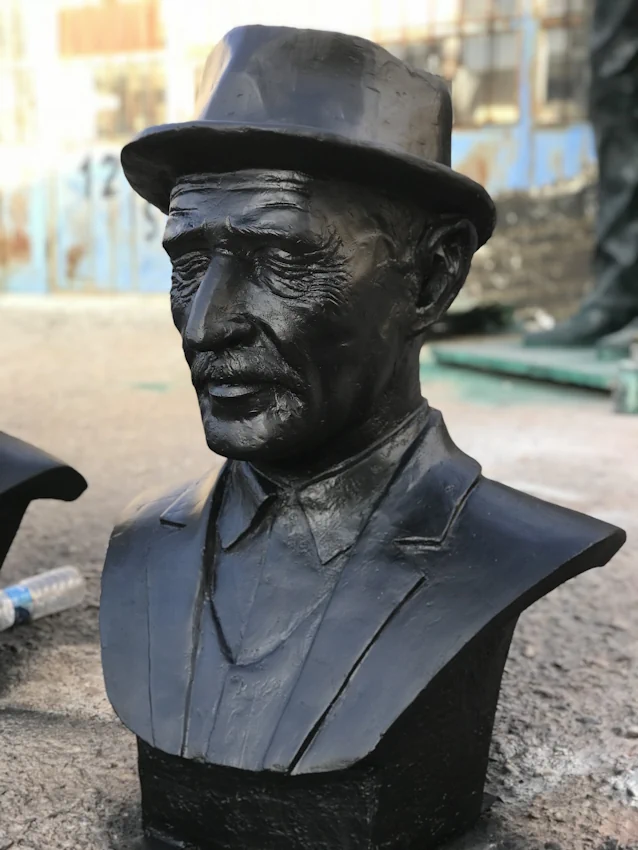 Ön Cepheden Aşık Veysel Heykeli Detayı