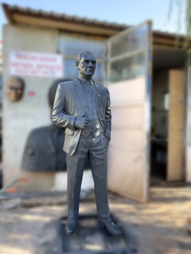 Ön Cepheden Boydan Atatürk Heykeli Detayı
