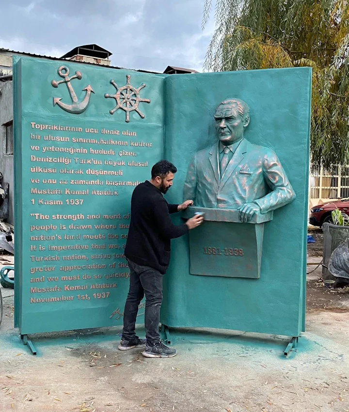 Atatürk Denizcilik Kitap Anıt Heykeli Yan Profil Görünümü