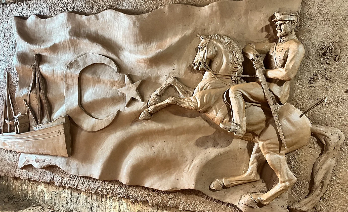 Ön Cepheden Atatürk Rölyefi Detayı