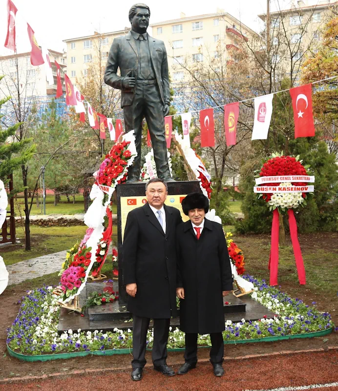 Cengiz Aytmatov Heykeli Kurulum Anıt Heykeller