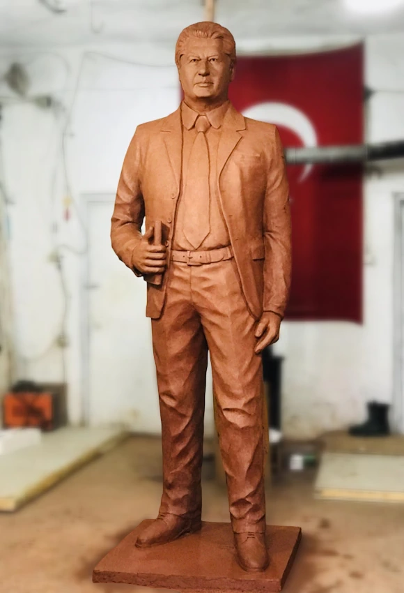 Ön Cepheden Cengiz Aytmatov Heykeli Detayı