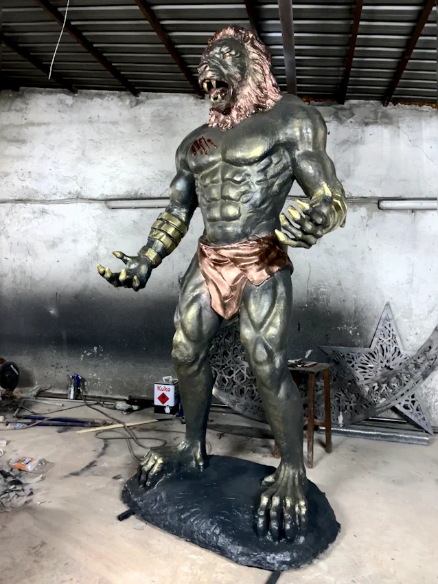 Lion Head Statue Frontal Detail View