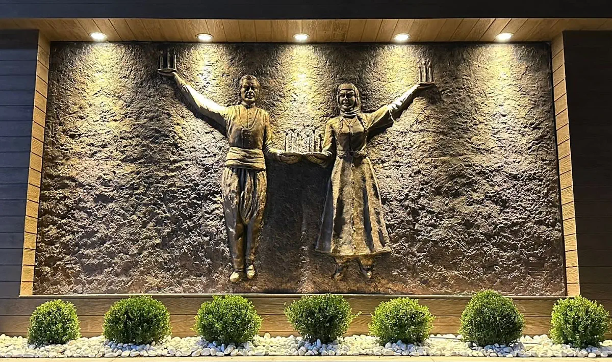 Rölyef Duvar Heykel Yan Profil Görünümü