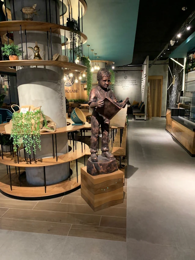 Ön Cepheden Kitap Okuyan Çocuk Heykeli Detayı