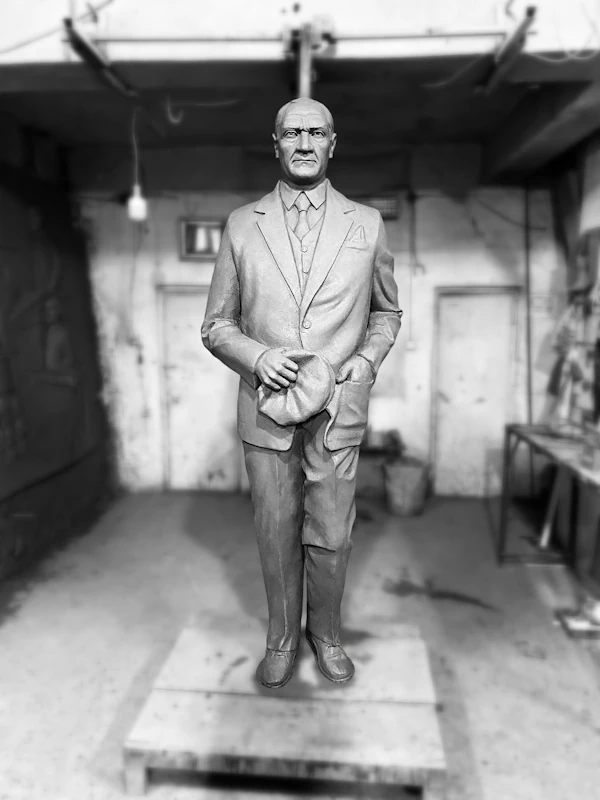 Big Square Atatürk Statue Installation by Ataturk Sculptures