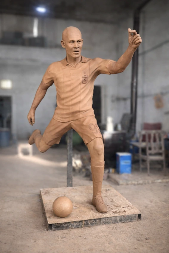 Futbolcu Heykeli Yan Profil Görünümü