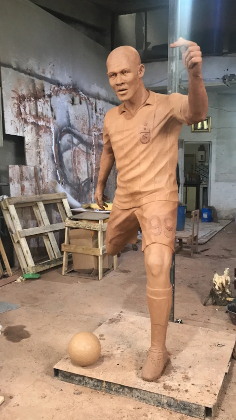 Ön Cepheden Futbolcu Heykeli Detayı