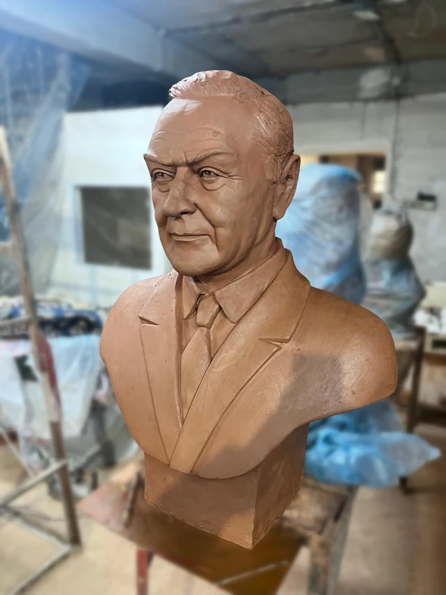 Ön Cepheden Haydar Aliyev Büst Heykeli Detayı