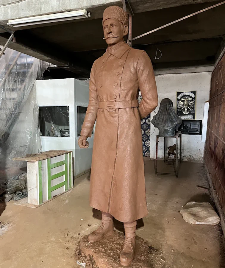 Ön Cepheden Kağızmanlı Ali Rıza Bey Heykeli Detayı