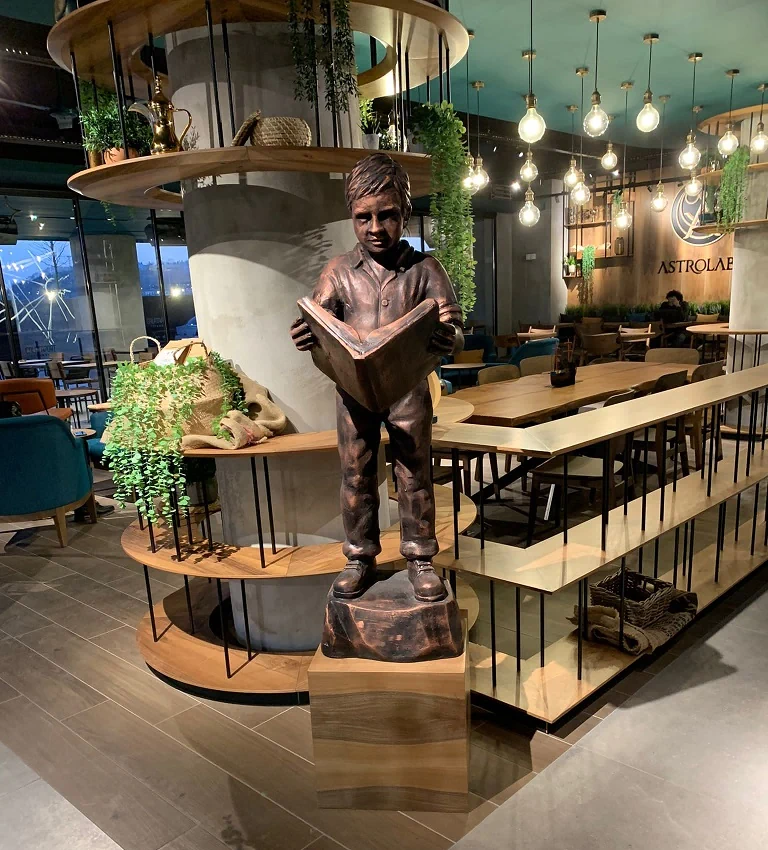 Kitap Okuyan Çocuk Heykeli Yan Profil Görünümü