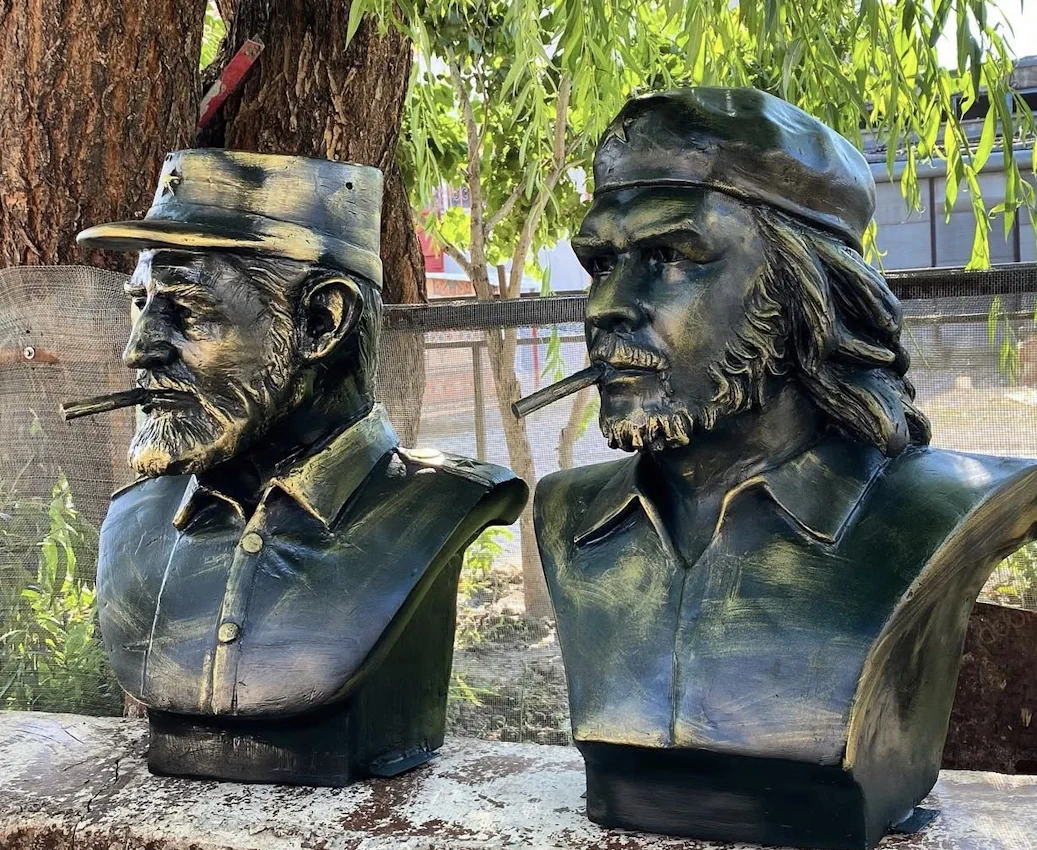 Che Guevara Büst Heykeli Yan Profil Görünümü