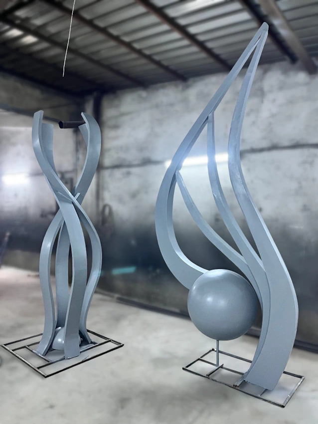 Ön Cepheden Metal Heykel Detayı