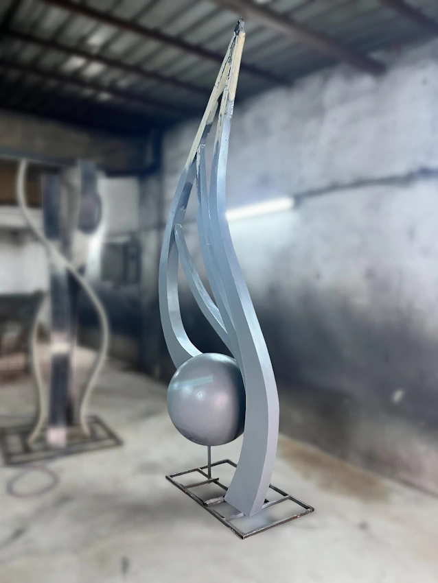 Metal Heykel Yan Profil Görünümü