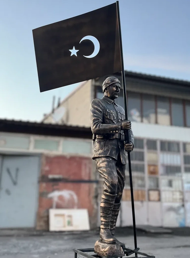 Bayrak Tutan Asker Heykeli Yan Profil Görünümü