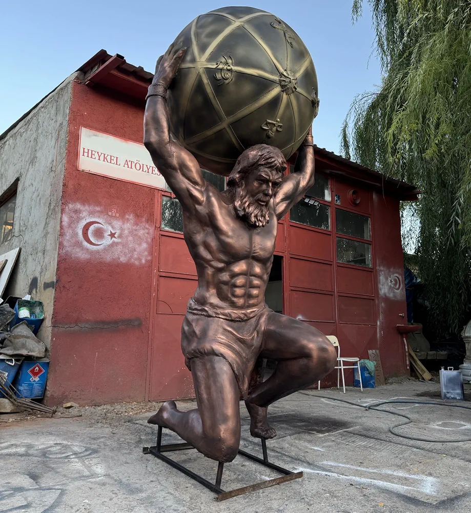 Ön Cepheden Atlas Heykeli Detayı