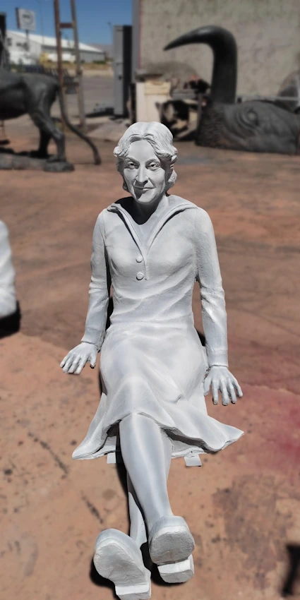 Bülent Ecevit ve Rahşan Ecevit Heykeli Yan Profil Görünümü