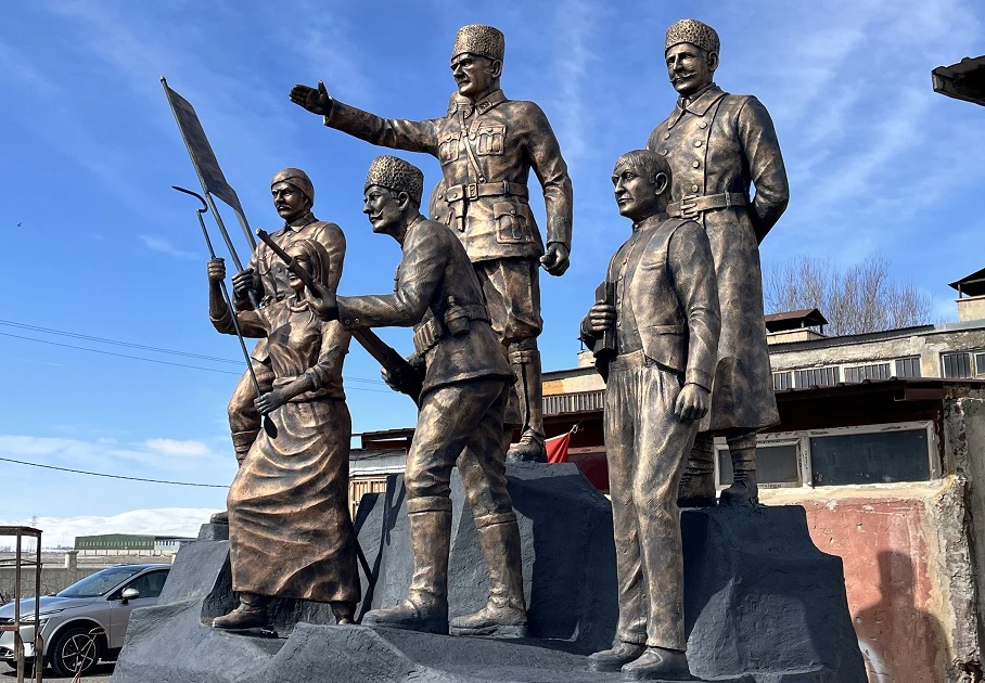 Savaş Anıt Heykeli Yan Profil Görünümü