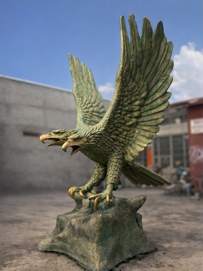 Ön Cepheden Çift Başlı Kartal Heykeli Detayı