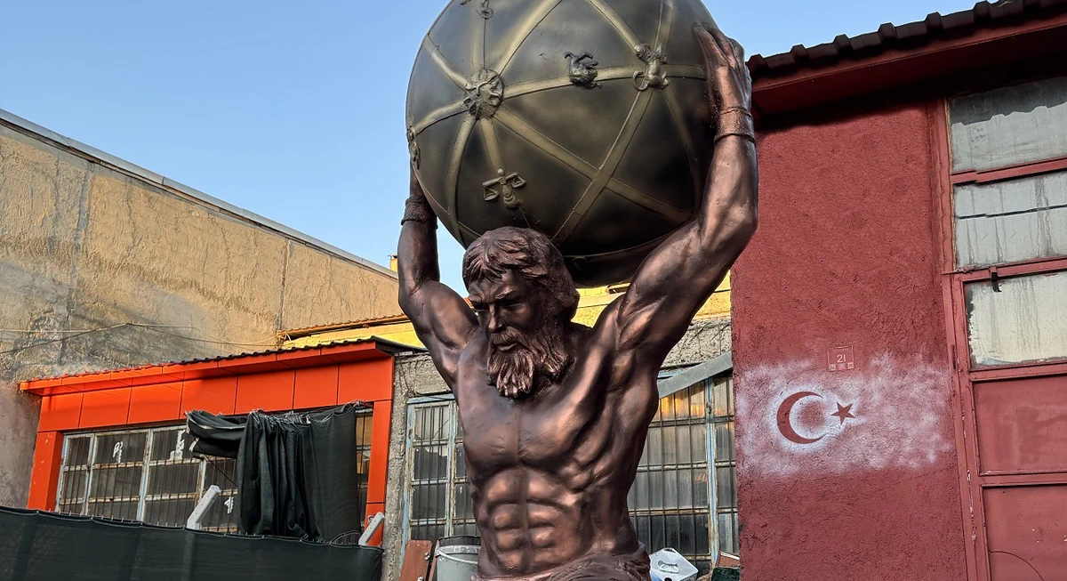 Atlas Heykeli Yan Profil Görünümü