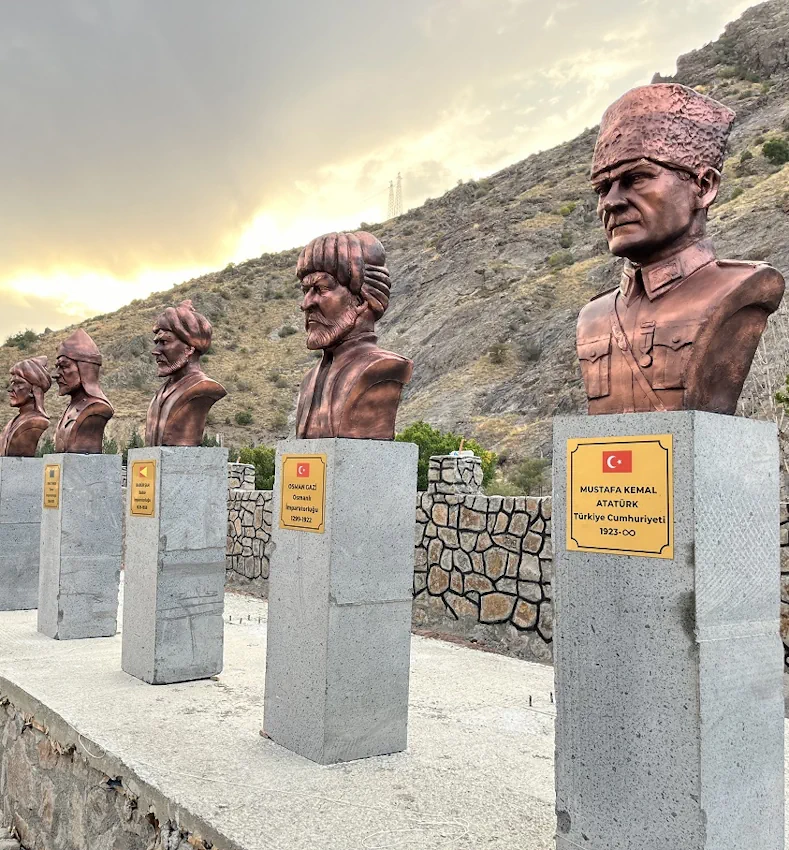 Türk Büst Heykelleri Yan Profil Görünümü