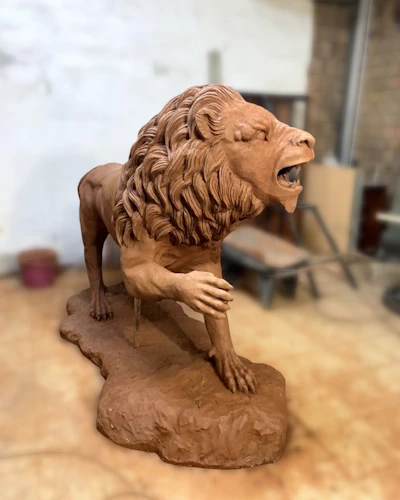 Kil ile yapılmış figüratif aslan tasarımı, atölye çalışması