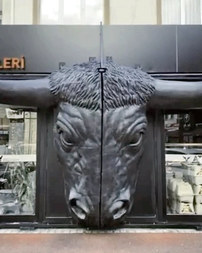 Sürgülü kapıya takılmış 2 parça dekoratif büyük boğa başı heykeli