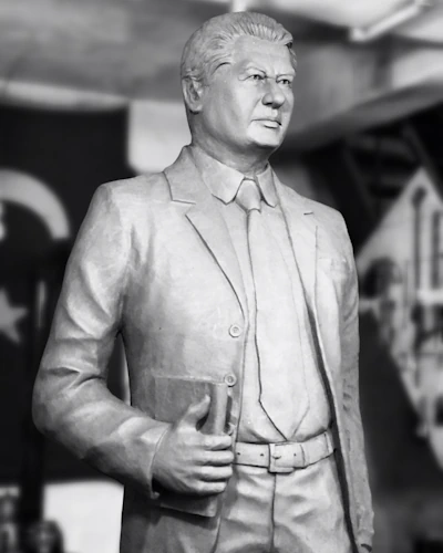 Cengiz Aytmatov heykeli - Kırgız yazar anıt heykel çalışması