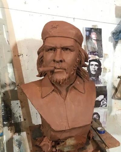 Che Guevara bronz patinalı puro detaylı fiberglas büst heykel atölye üretimi