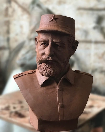 Fidel Castro büst heykeli, askeri şapka ve terracotta detay
