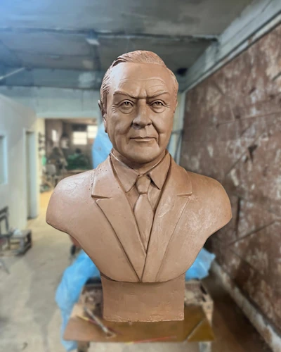 Heykel atölyesinde haydar aliyev büstü kil yapım aşaması
