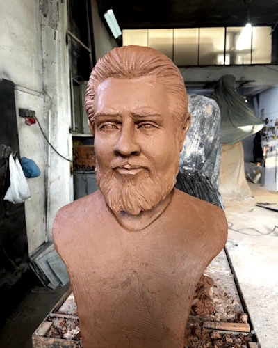 Atölyede üretim aşamasındaki kişiye özel kil büst heykel çalışmaları