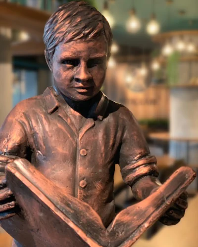 Kitap okuyan çocuk heykeli bronz patina işletme iç mekan uygulaması
