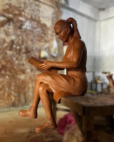 Ders çalışan kız öğrenci eğitim figürü kil yapım aşaması