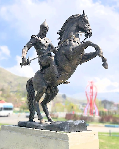 Sultan Alparslan heykeli, şaha kalkmış at üzerinde bronz kaplama savaşçı figürü