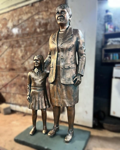 Turkan Saylan museum art monument sculpture girl student