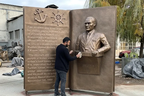 Kararmış paslanmış heykeli temizleme ve boyama