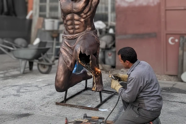 Hasar görmüş kırılmış bir heykelin atölyemizde tamir aşaması