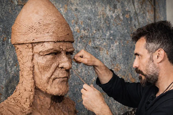 Büst heykeli yapım sürecinde heykel nasıl şekillenir izleyelim